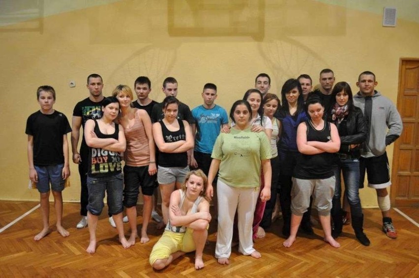 Grupa podczas ćwiczeń z MMA