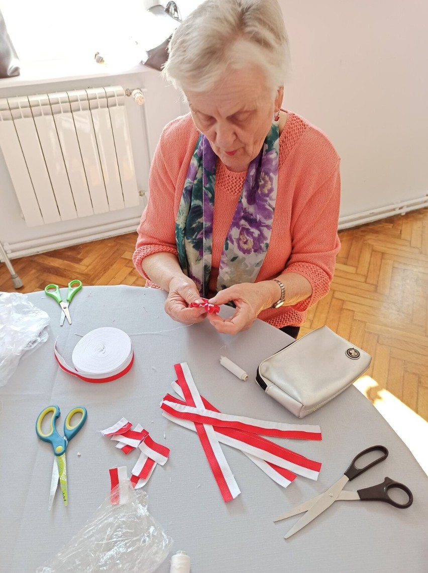 Śrem: biało-czerwone kokardy na Dzień Flagi RP.  Muzeum Śremskie zaprasza do udziału w akcji "Wywieś flagę! Weź kokardę! Świętuj z dumą!”