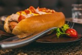 Najdroższy hot dog w Polsce kosztuje 100 zł?! Skąd bierze się tak gigantyczna cena?