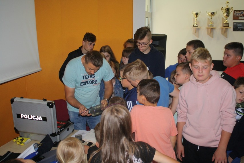 Wizyta młodzieży wakacyjnego obozu w olkuskiej komendzie 