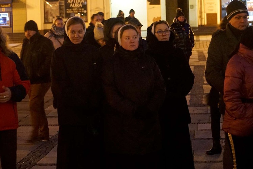 Ekumeniczna modlitwa na Głównym Rynku w Kaliszu w intencji Ukraińców i zakończenia wojny na Ukrainie. ZDJĘCIA