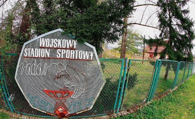 Stadion przy ul. Podchorążych w Jeleniej Górze świeci...