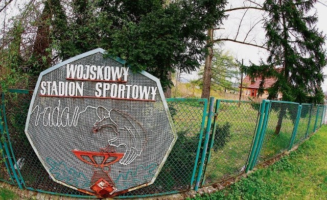 Stadion przy ul. Podchorążych w Jeleniej Górze świeci pustkami, bo nikt nie chciał go kupić