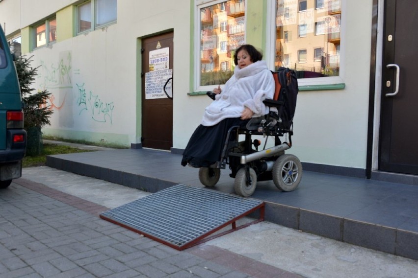 Na kieleckim osiedlu Wichrowe Wzgórze ułatwili poruszanie się niepełnosprawnym na wózkach