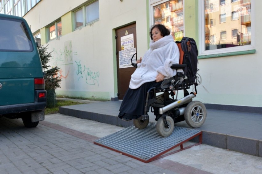 Na kieleckim osiedlu Wichrowe Wzgórze ułatwili poruszanie się niepełnosprawnym na wózkach