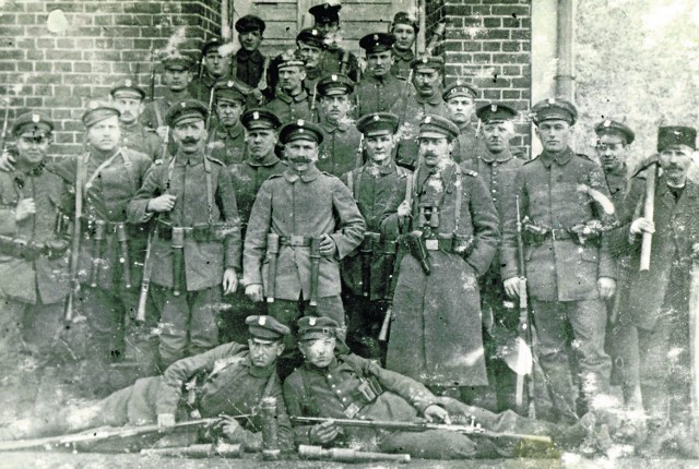 Powstańcy kobylińscy na  froncie w Perzycach w 1919 r.