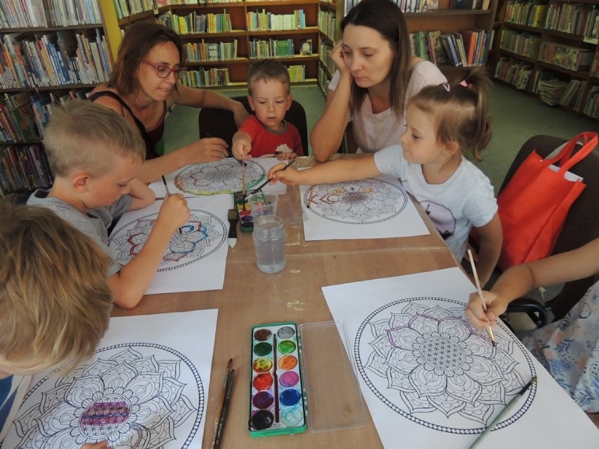 Wakacje w Miejskiej Bibliotece Publicznej w Lesznie. Dzieci bawią się tu i dowiadują nowych rzeczy [ZDJĘCIA]