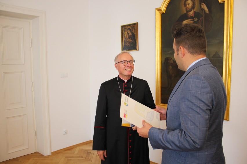 Łomżyński biskup Janusz Stepnowski odebrał swoją Kartę...