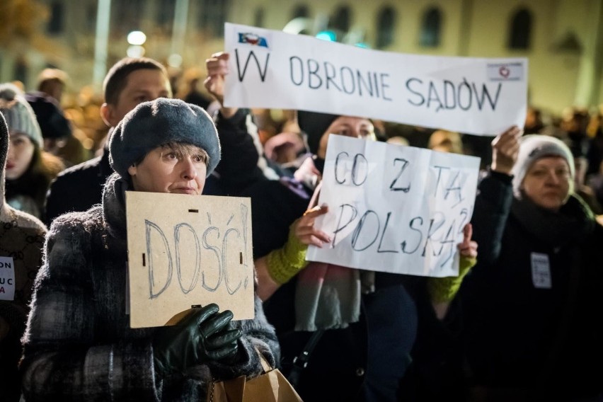 Tysiące obywateli zgromadziło się w środę w pobliżu sądów...