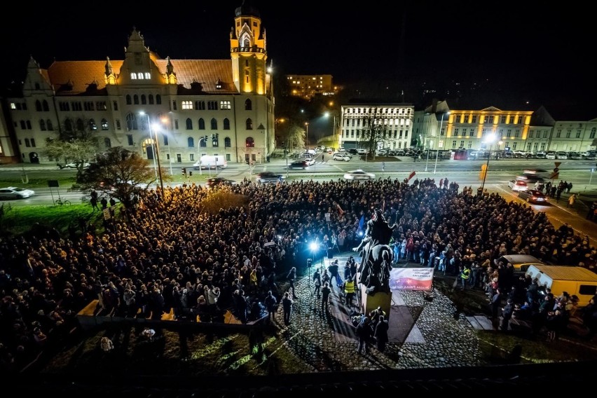 Tekst: Hanna Walenczykowska

Tysiące obywateli zgromadziło...