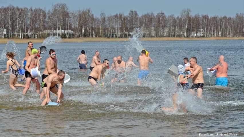 Pożegnanie z sezonem na morsowanie w wodach Pogorii III w...