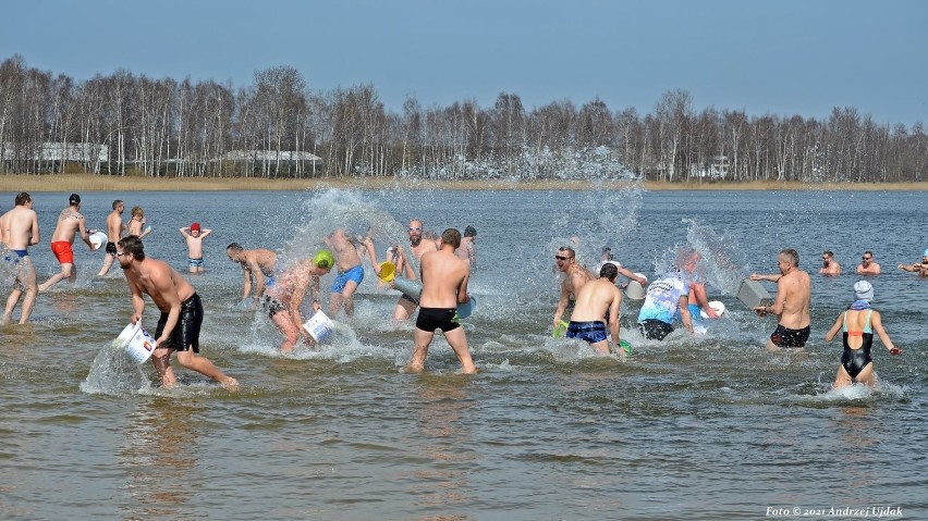 Pożegnanie z sezonem na morsowanie w wodach Pogorii III w...