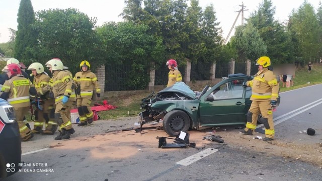 W Nowcu (gm. Dzierzgoń) samochód, którym jechali 21-latek oraz 20-latka w ciąży, uderzył w drzewo.