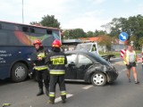 Wypadek na skrzyżowaniu Jagiellońskiej/Piastowskiej w Radomsku. Autobus uderzył w samochód osobowy [ZDJĘCIA]