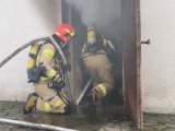 Pożar w miejscowości Zabagnie w gminie Wolbrom. Ogień wybuchł w budynku gospodarczym przy ul. Starowiejskiej. Zdjęcia
