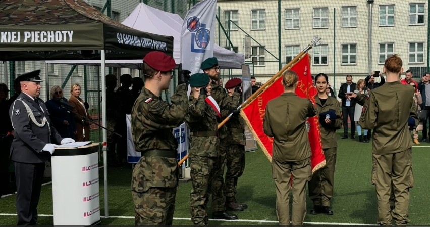 Ślubowanie uczniów  Oddziałów Przygotowania Wojskowego w II LO w Wieluniu