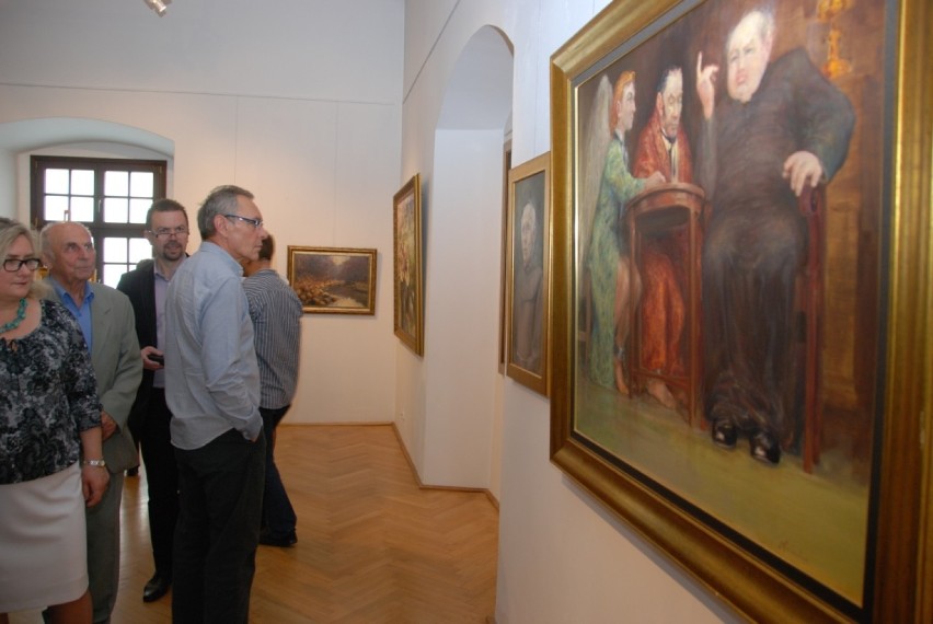 Uroki Wielunia na wystawie malarskiej w muzeum
