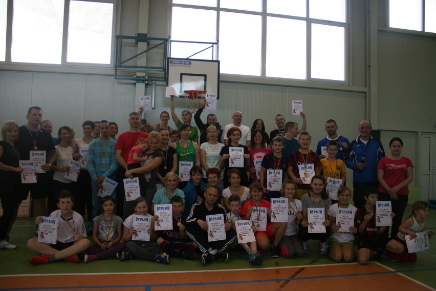 II edycja turnieju mikołajkowego „Walka Gigantów” w szkole podstawowej w Bobrownikach [zdjęcia]