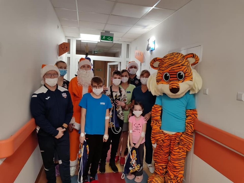 Szalony Mikołaj odwiedził małych pacjentów szpitala w asyście tygrysa Diego oraz trenerów z Akademii Piłkarskiej Reissa