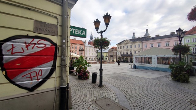 Pseudograffiti w Piotrkowie. Tak wandale niszczą elewacje budynków w Piotrkowie