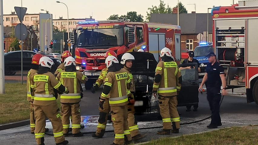 Pożar samochodu przy Galerii Amber w Kaliszu. ZDJĘCIA