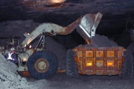 W KGHM pracują setki ciężkich maszyn. Niektóre nie są sprawne i zagrażają górnikom.  FOT. PIOTR KRZYŻANOWSKI