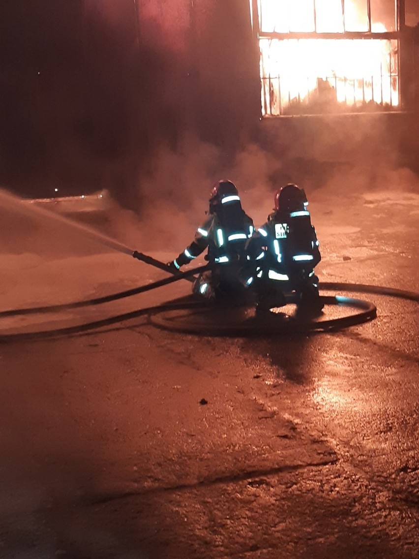 Pożar hali przy ul. Dąbrowskiej w Jaworznie