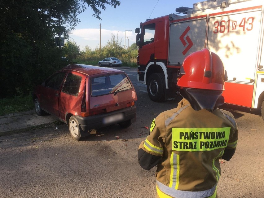 W Przemyślu kierująca fiatem cinquecento uderzyła w drzewo. Kobieta trafiła do szpitala [ZDJĘCIA INTERNAUTY]