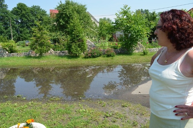 Danuta Szymańska na zalanej ulicy Gospodarczej w Serbach