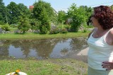 Woda zalewa ulicę w Serbach