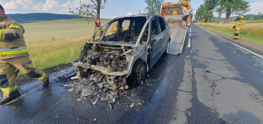 Pożar samochodu osobowego zaskoczył kierowcę podczas jazdy...