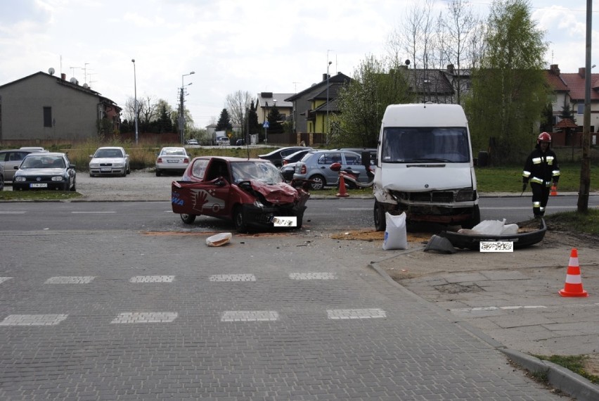 Wypadek na ul. O. Lange w Tomaszowie: Koło komendy zderzyły się dwa samochody