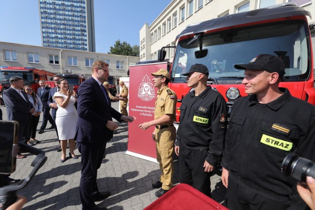 Śląscy komendanci Państwowej Straży Pożarnej otrzymali oficjalnie nowe wozy strażackie z pełnym wyposażeniem. To jedna z wielu inwestycji dla PSP,  realizowanych na terenie województwa śląskiego.