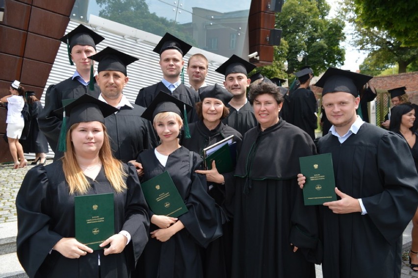 Studenci Powiślańskiej Szkoły Wyższej w Kwidzynie odebrali dyplomy. Czepkowanie absolwentów pielęgniarstwa [ZDJĘCIA]