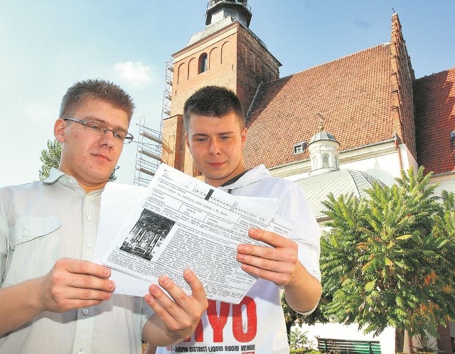 Wojciech Malesa (od lewej) ma już dokumentację mówiącą o historii fary