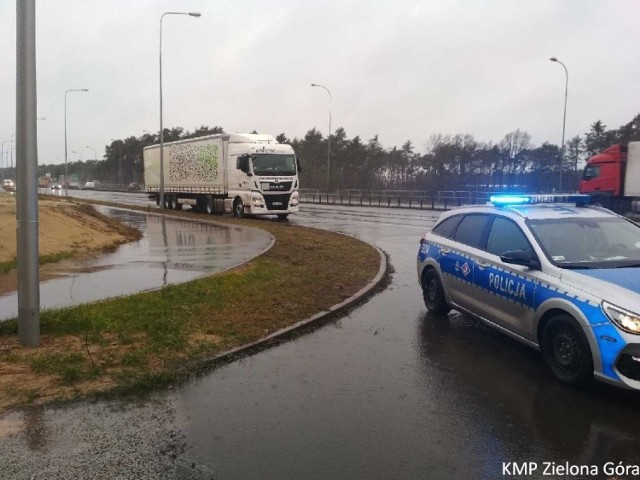 Kierującemu zostało zatrzymane prawo jazdy, a samochód został odholowany na parking strzeżony skąd odbierze go uprawniona osoba z firmy transportowej.