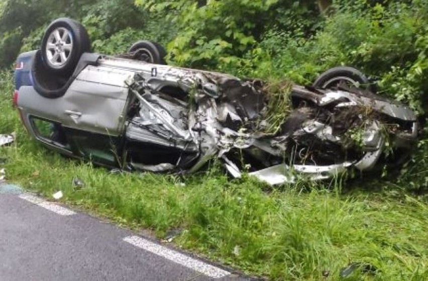 Białe Błoto. 21-kierowca zasnął za kierownicą i dachował (10.06.2022)