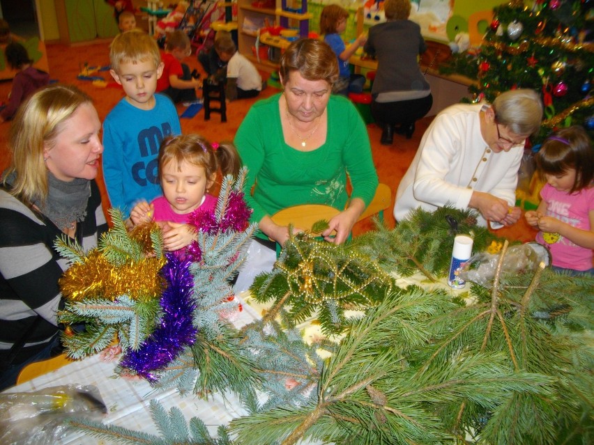 Przedszkolaki zrobiły świąteczne stroiki