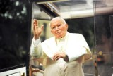 Jan Paweł II z innej strony – na wystawie w brzezińskiej bibliotece