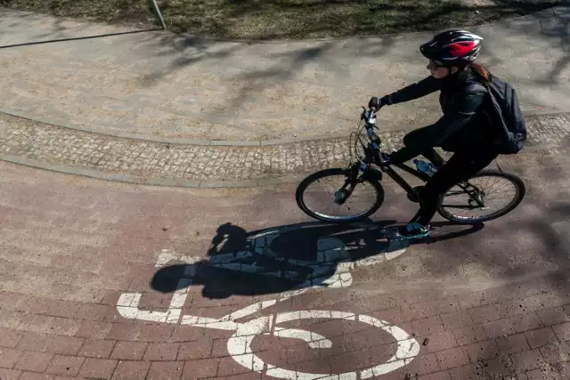 Jak zapowiada Zarząd Dróg Miejskich i Komunikacji Publicznej, w Bydgoszczy tylko w tym roku ma powstać 10 kilometrów nowych dróg rowerowych. Gdzie znajdą się nowe trasy dla jednośladów?

Wszystkie inwestycje zebraliśmy w naszej galerii. Sprawdź, gdzie powstaną nowe trasy dla cyklistów. Szczegóły na kolejnych stronach ----->