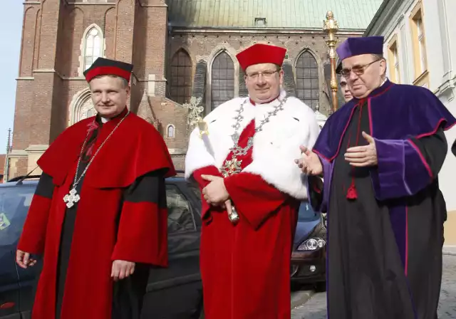 Od lewej: ks. Andrzej Tomko (obecny rektor Papieskiego Wydziału Teologicznego we Wrocławiu), ks. Waldemar Irek oraz ks. abp Marian Gołębiewski (były metropolita wrocławski)