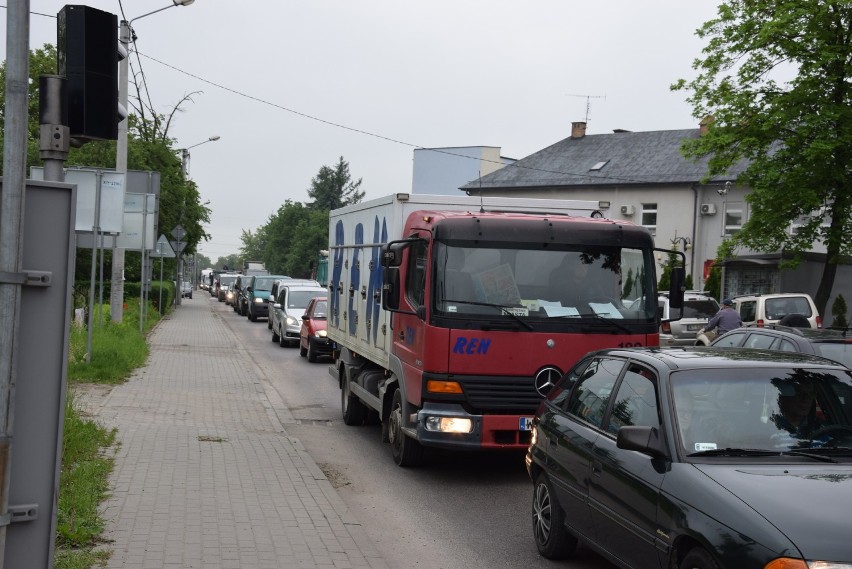 Tarnów. Od rana kierowcy stoją w olbrzymich korkach