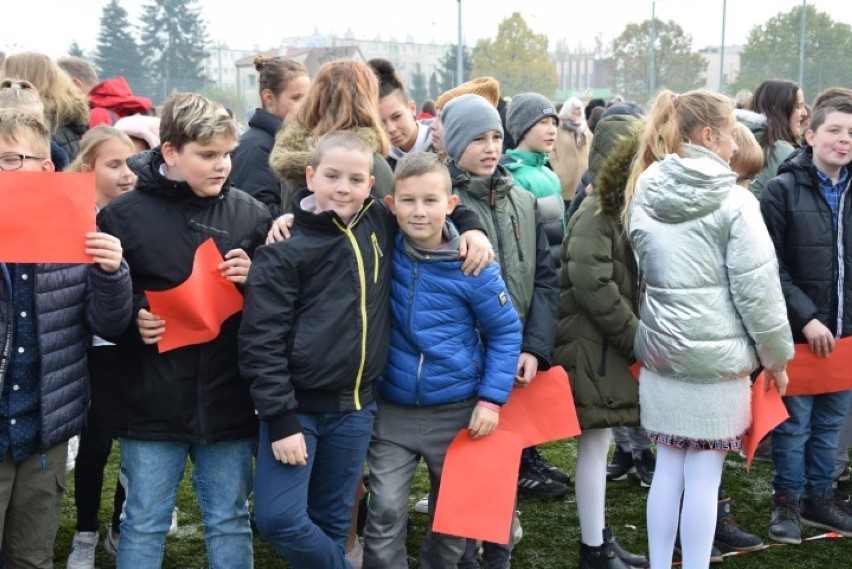 Pruszcz Gdański: Uczniowie ZSO nr 1 zaśpiewali hymn z okazji obchodów Święta Niepodleglości  [ZDJĘCIA, WIDEO]