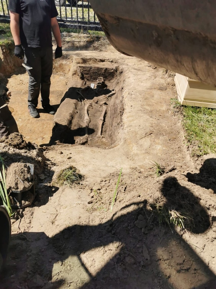 Ekshumowano szczątki z przydrożnego grobu w Antoninie (gmina Prabuty). Przypuszcza się, że pochodzą z okresu końca II Wojny Światowej