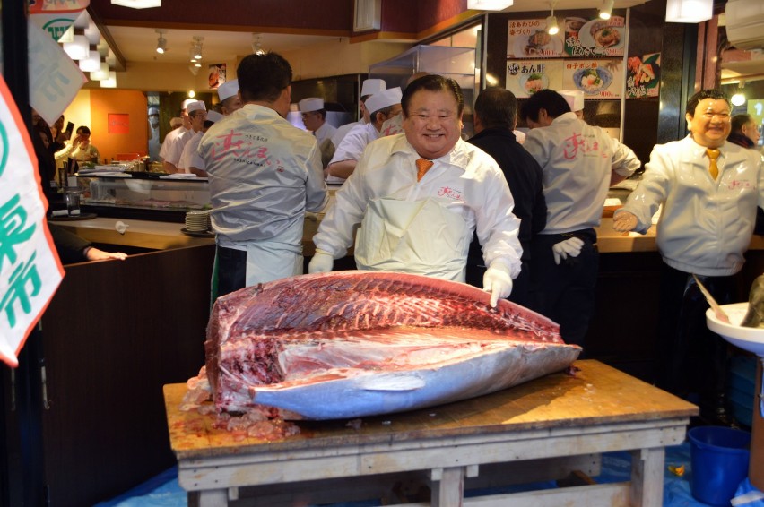 Kaliszanie z Maguro Sushi Bar na aukcji tuńczyka w Japonii