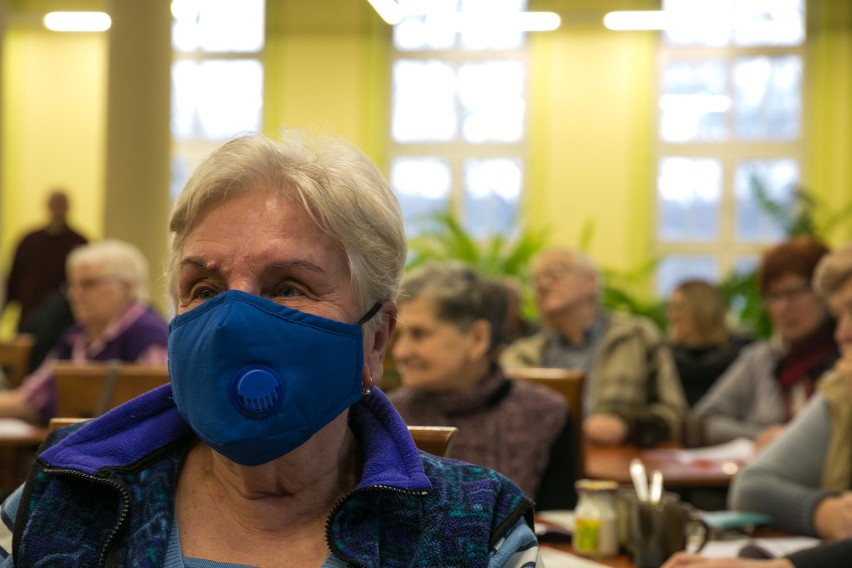 Kraków. Seniorzy z domów pomocy społecznej otrzymali maski antysmogowe [ZDJĘCIA]
