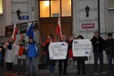 Protest pod sądem w Ostrowie Wielkopolskim. Manifestacja grupy Ostrowski Spacer Protestacyjny "Łańcuch Światła"