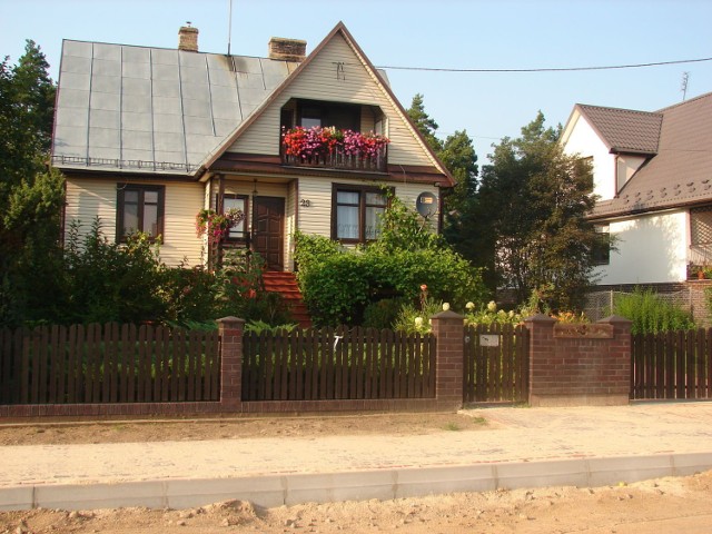 W Białowieży remontują ulice, a domy toną w kwiatach. Fot. Alicja Pionkowska