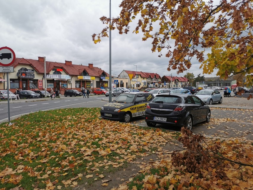 Auta oklejone reklamami i wraki samochodów blokują miejsce parkingowe w centrum Chrzanowa [ZDJĘCIA]