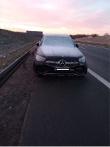 Właściciel mercedesa ukarany mandatem 2000 zł. Nie powiedział komu użyczył porzucone auto [FOTO]